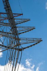 青空の中の高圧送電鉄塔