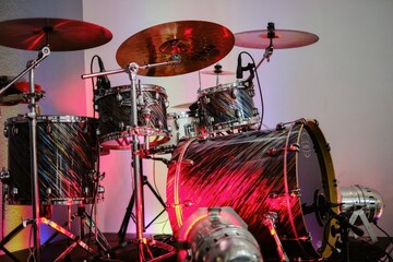 Fototapeta na wymiar perkusja akustyczna w czerwonym świetle