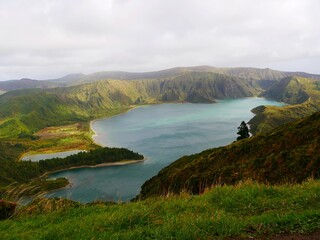 Fototapeta na wymiar Lac de cratère du Lagoa do Fogo sur l'île de Sao Miguel dans l'archipel des Açores au Portugal.Europe