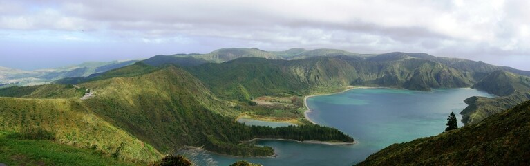 Photo panoramique du lac de cratère du Lagoa do Fogo sur l'île de Sao Miguel dans l'archipel des...