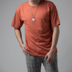 Obraz premium Man wearing colorful t-shirt on white background