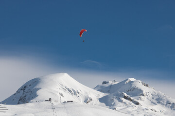 Fototapeta na wymiar paraski aux Deux Alpes dans le massif des Ecrins dans les Alpes en hiver en france