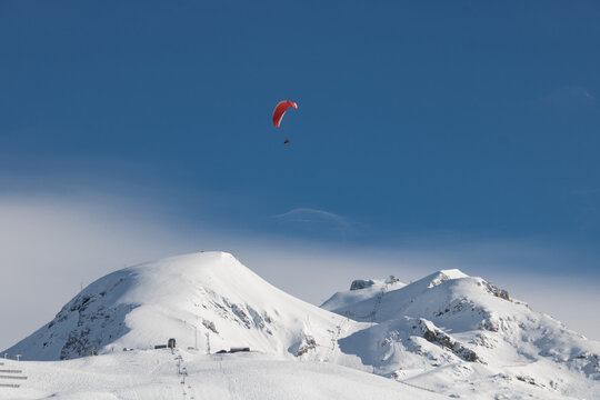 paraski aux Deux Alpes dans le massif des Ecrins dans les Alpes en hiver en france