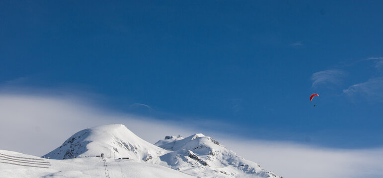 paraski aux Deux Alpes dans le massif des Ecrins dans les Alpes en hiver en france