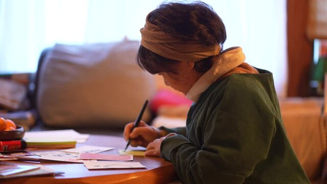 絵手紙を書く女性