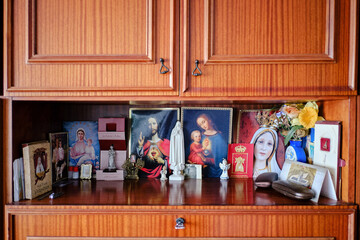 obrazki świętych na półce - obrazy, fototapety, plakaty