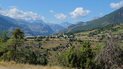 Fototapeta na wymiar Alpen Frankreich bei Guillestre mit Église d'Eyglier