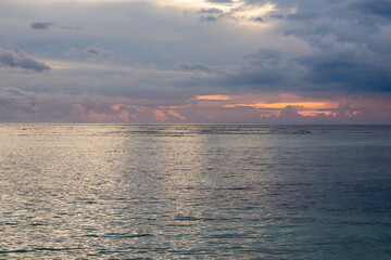 Obraz premium tropical ocean and sunset with cloudy sky