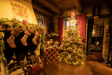 Weihnachten Deko  Ofen rot weihnachtsdeko für kinder lebkuchen  kerzen gute alte zeit  weihnachtsbaum gute alte stube 