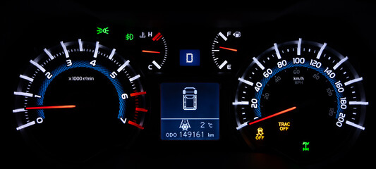 Dial indication 4x4 is on and traction control off