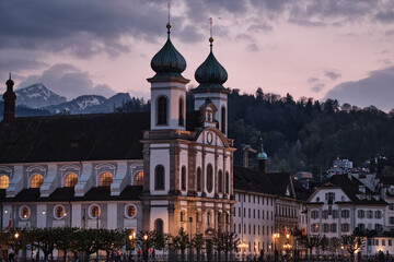 Chiesa dei Gesuiti di Lucerna di sera.
