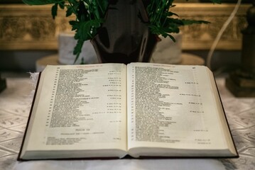 otwarta księga w kościele