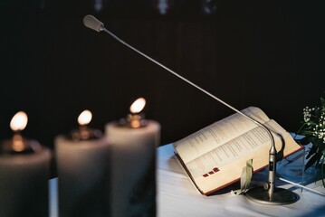 otwarta księga w kościele