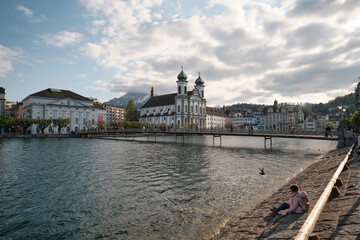 Lucerna, il fiume Reuss, la chiesa dei Gesuiti.