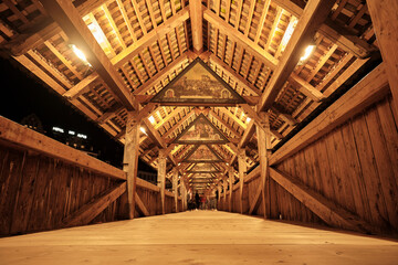 Vista interna del Kapellbrücke a Lucerna.