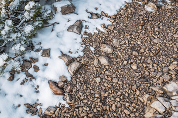Schnee auf einem Wanderweg in den Bergen