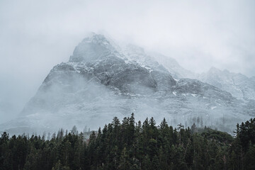 Wolkenverhangene Berge in den Alpen