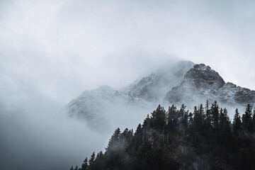 Wolkenverhangene Berge in den Alpen © christo.graphy
