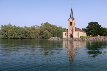 Fototapeta na wymiar Église de Champaubert au bord du lac du Der Chantecoq, en Champagne Ardenne, dans la région Grand Est (France)