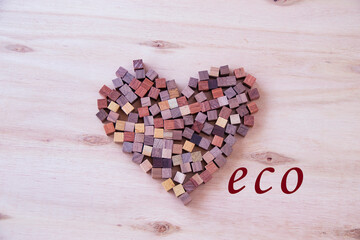 ecoの文字と木片チップのハートと板の背景（木肌バック）