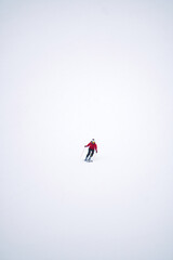 Esquiador descendiendo una gran montaña nevada