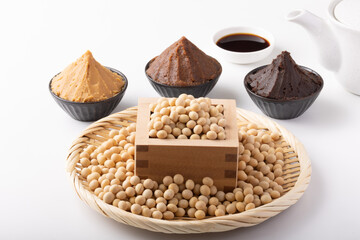 大豆と白味噌・赤味噌・三年味噌