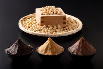 大豆と白味噌・赤味噌・三年味噌