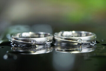 macrophotography of a pair wedding rings with reflection below, close up 