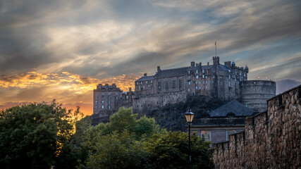 Château d'Edimbourg sous un joli ciel coloré au coucher du soleil
