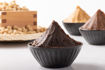 三年味噌と白味噌、赤味噌