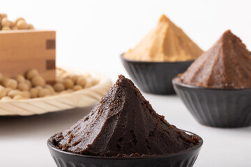 三年味噌と白味噌、赤味噌