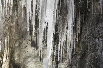 Obraz premium Icicles on the slope of the rock.