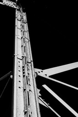 古い跨線橋の骨組み