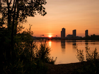 Naklejka premium sunrise.sunrise over the city of montreal.background panorama scenic of the strong sunrise and cloud on the orange sky.Evening cloudscape in city