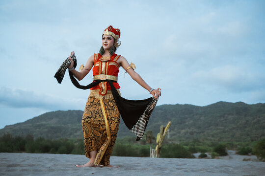 portrait young women presenting traditional Javanese dance movements