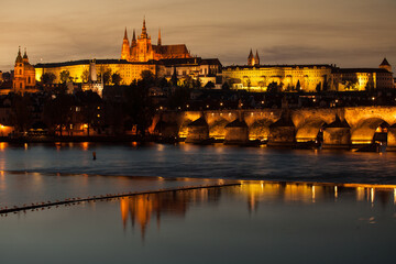 Prager Burg spiegelt sich in der Moldau zum Sonnenuntergang