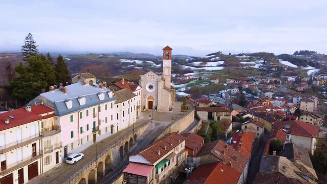 dron shot of the church La Chiesa Parrocchiale di San Lorenzo a Tremezzo, Lago di Como, Italia