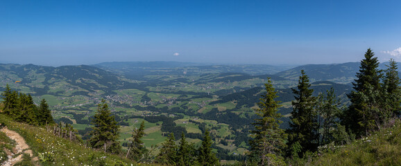 Alpenpanorama im Sommer in Österreich