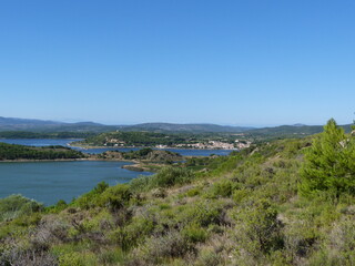 Vue sur la saline de Peyriac-de-Mer et l'&eacute;tang du Doul