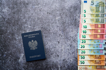 paszport i banknoty euro 