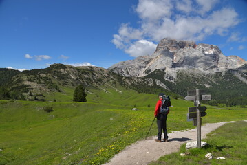 Fototapeta na wymiar Wanderer auf der Plätzwiese in den Dolomiten