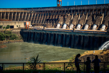 Usina Binacional em Itaipu no Brasil e Paraguai  