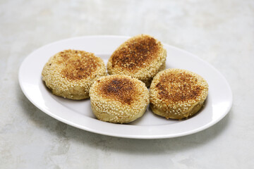 Beijing sesame shaobing are served with hot pot in winter