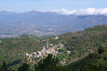 Fototapeta na wymiar Vue sur un village du Nebbio, Corse