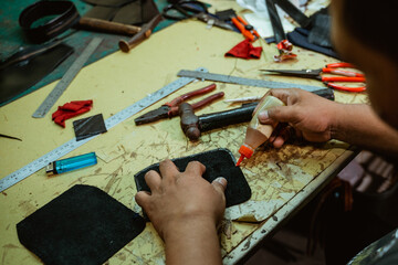 The process of gluing leather tanned leather craft materials by a craftsman
