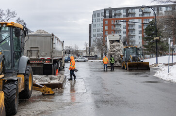D&eacute;versement de la neige ramass&eacute;e &agrave; Montr&eacute;al dans une canalisation sous-terrainne
