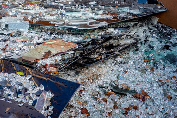 Bruchglas von Flachglasscheiben im Wertstoff Container