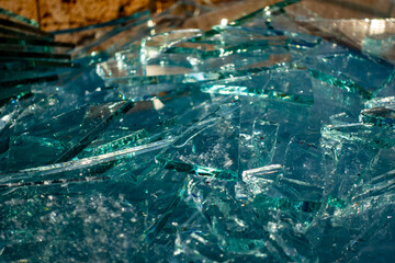 Zerbrochene Flachglas Scheiben im Wertstoffcontainer