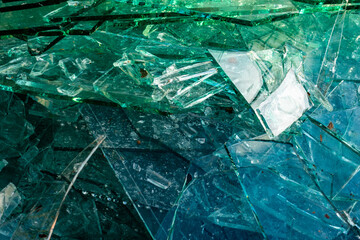 Zerbrochene Flachglas Scheiben im Wertstoffcontainer