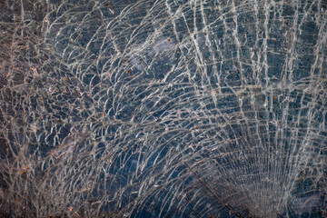 Bruchglas von Flachglasscheiben im Wertstoff Container